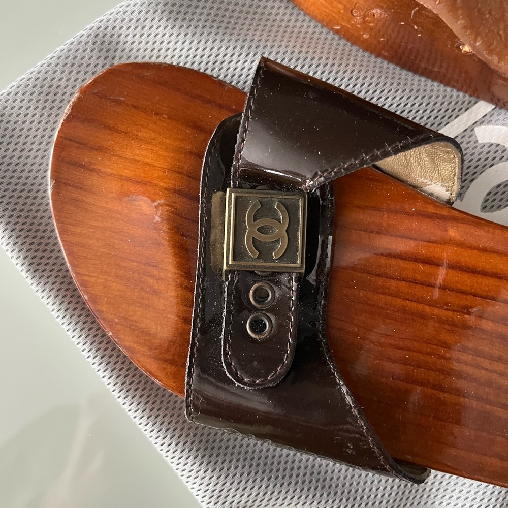 Beautiful vintage brown leather clogs by CHANEL. Size 37.